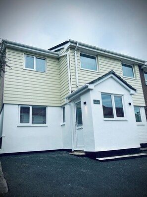 Exterior - Modern Cornish Annex: Quiet + Private (Camborne)