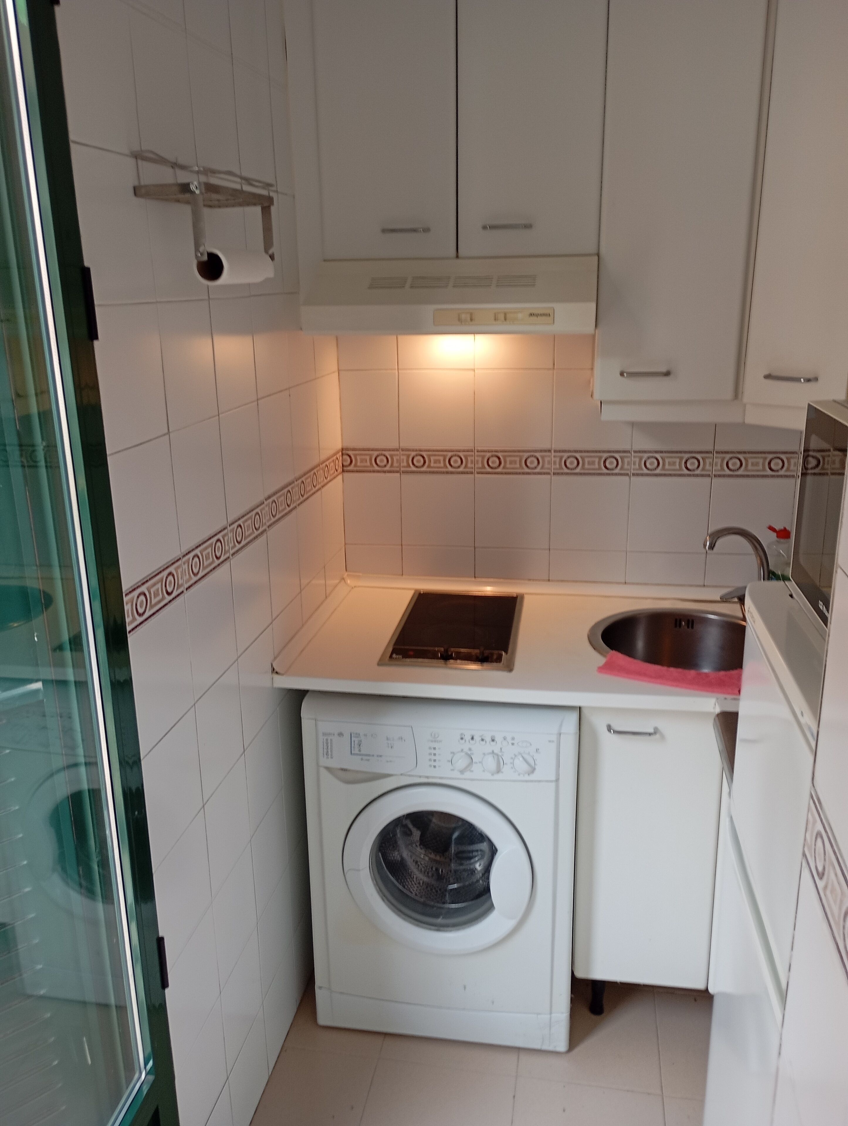 Mikrobølgeovn, kogeplade, køkkentøj/tallerkener/redskaber