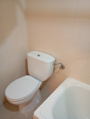 Serviettes fournies, papier toilette