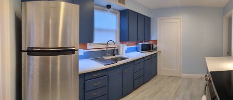 Jääkaappi, mikroaaltouuni, uuni, liesi