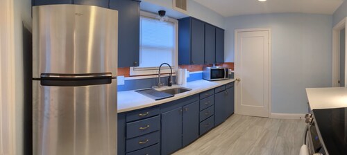 Sleeps 8 people near Vancouver waterfront and PDX