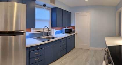 Sleeps 8 people near Vancouver waterfront and PDX