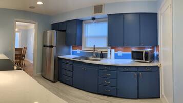 Køleskab, mikrobølgeovn, ovn, kogeplade