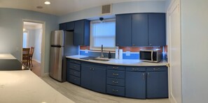 Køleskab, mikrobølgeovn, ovn, kogeplade