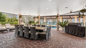 Outdoor dining - Wilderness Waters Grande Estate with Private Pool and Tennis Court (Morisset)
