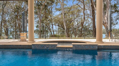 Wilderness Waters Grande Estate with Private Pool and Tennis Court