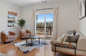 TV, fireplace - Spacious 3 bedroom Family Home near Yosemite National Park (Groveland)