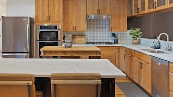 Microondas, horno, placa de cocina y lavavajillas