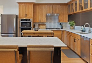 Microwave, oven, stovetop, dishwasher - Spacious 3 bedroom Family Home near Yosemite National Park (Groveland)