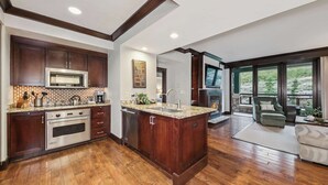 Una cocina moderna con una isla grande, horno empotrado y microondas.