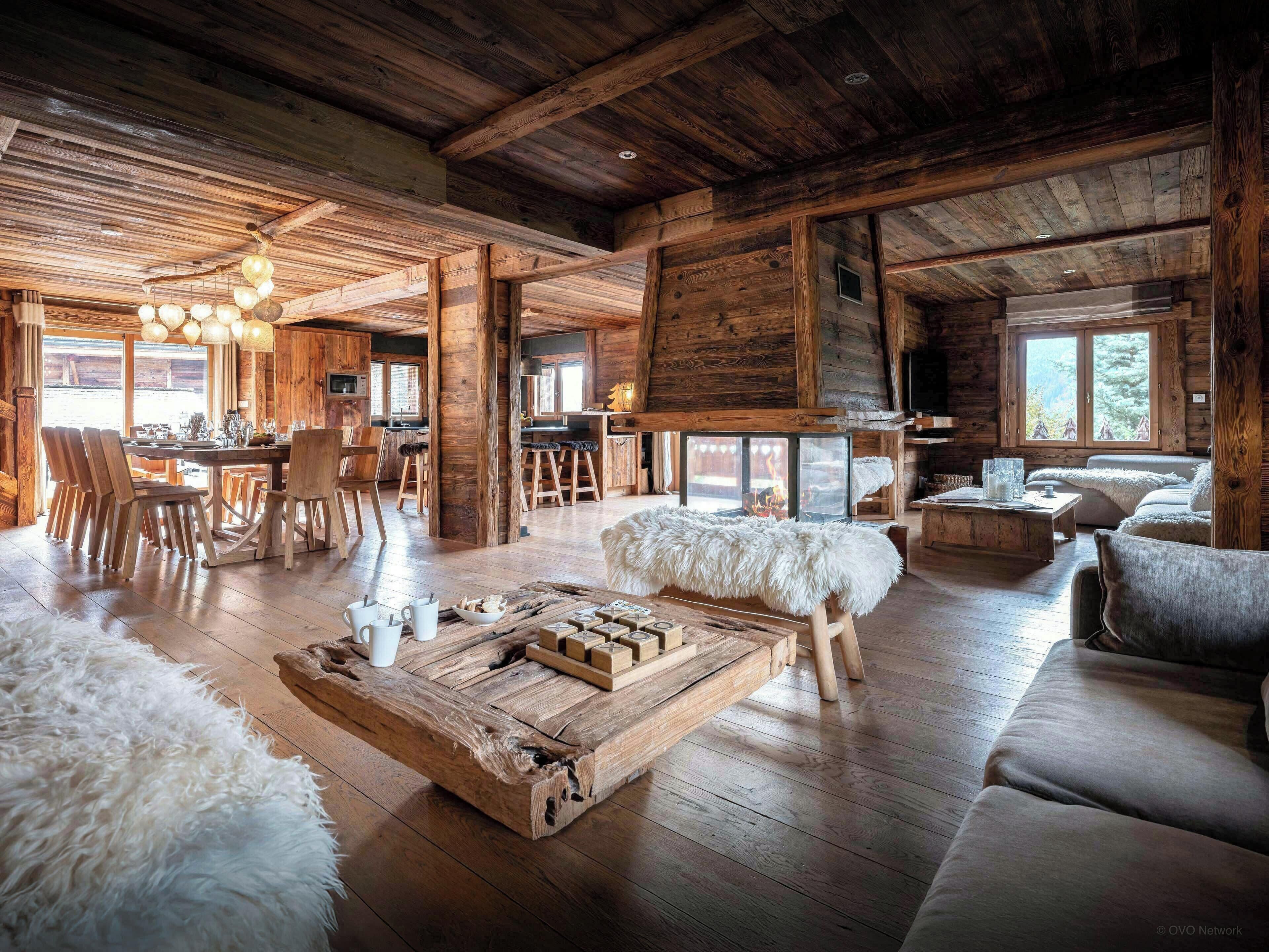 Fernseher, Kamin, Stereoanlage