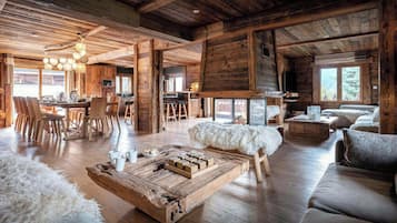 Fernseher, Kamin, Stereoanlage