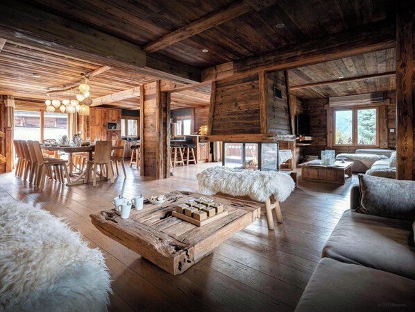 Fernseher, Kamin, Stereoanlage