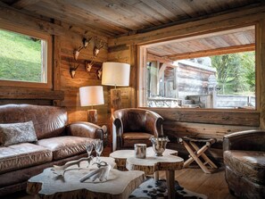 Een televisie, een open haard en een stereo