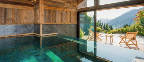 Innendørsbasseng og et oppvarmet basseng