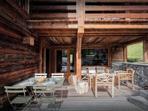 تناول الطعام بالخارج