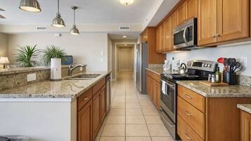 Jääkaappi, mikroaaltouuni, uuni, liesi