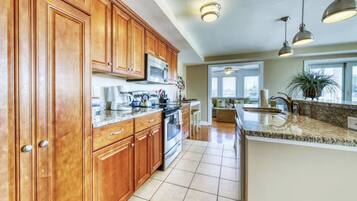 Fridge, microwave, stovetop, dishwasher