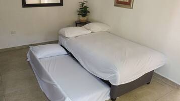 Habitación familiar, balcón, vista a la montaña | Caja de seguridad en la habitación y wifi gratis