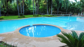 4 من حمّامات السباحة الخارجية