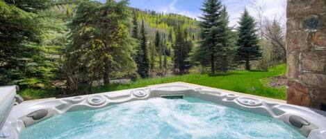 Outdoor spa tub