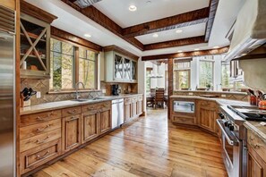 Fridge, microwave, oven, stovetop - Grand 5BR Townhome | Near Ski Lift + Spa & Hot Tub (Vail)