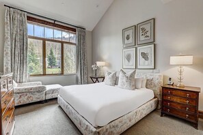4 bedrooms, in-room safe, iron/ironing board, travel cot - Walk to Ski Lift | Après-Ski 4BR w/ Deck + Hot Tub (Vail)