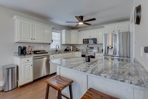 ثلاجة، ميكروويف، فرن، موقد طهي مسطح