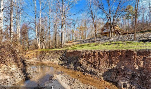 Cozy 3-BR Cabin on 2+ Acres W/Fire Pit, Pool Table & Creek - Near Greenville