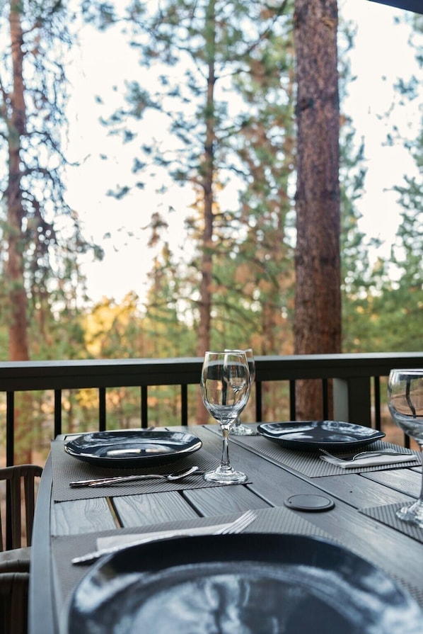 Outdoor dining - MT. BACHELOR VILLAGE RESORT- Unique, Modern 1b/1ba condo. Ideal location! (Bend)