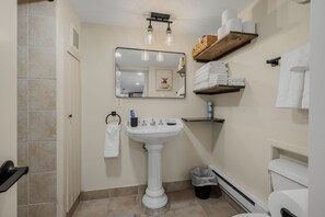 Een douche, een haardroger, handdoeken, zeep