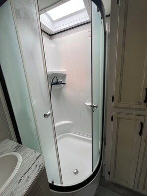 Shower, hair dryer, towels, soap - Cozy 1-bedroom mobile home in beautiful Spring Hill with AC (Spring Hill)