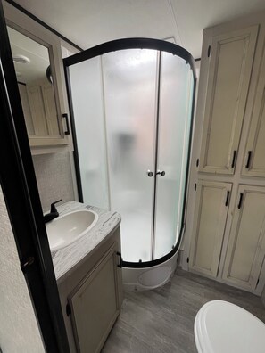 Douche, sèche-cheveux, serviettes fournies, savon
