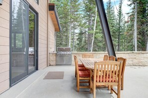 Outdoor dining - The Colony | Walk To Slopes, Hot Tub, Parking | KBM Resorts | Walk to Slopes, Hot Tub, Parking | 2 homes, 9 Bedrooms |  ML-2510 (Park City)