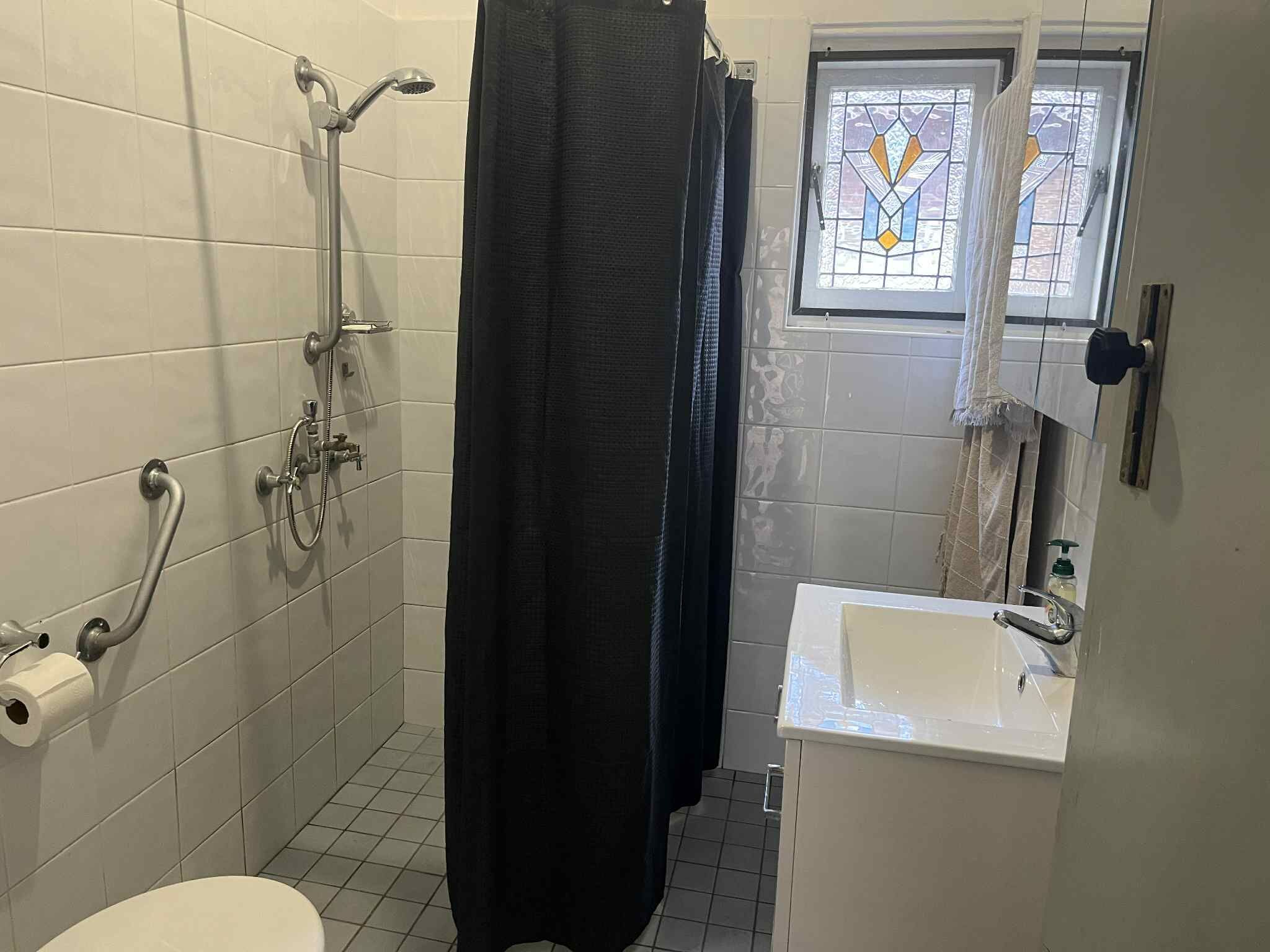 Een haardroger, handdoeken, toiletpapier