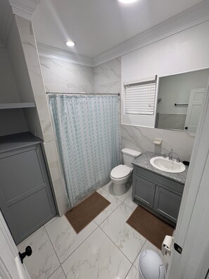 Douche, serviettes fournies, savon, papier toilette