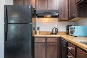 Réfrigérateur, micro-ondes, plaque de cuisson, lave-vaisselle