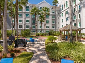Outdoor dining - Cozy 1-Bedroom Suite Near Disney (Orlando)
