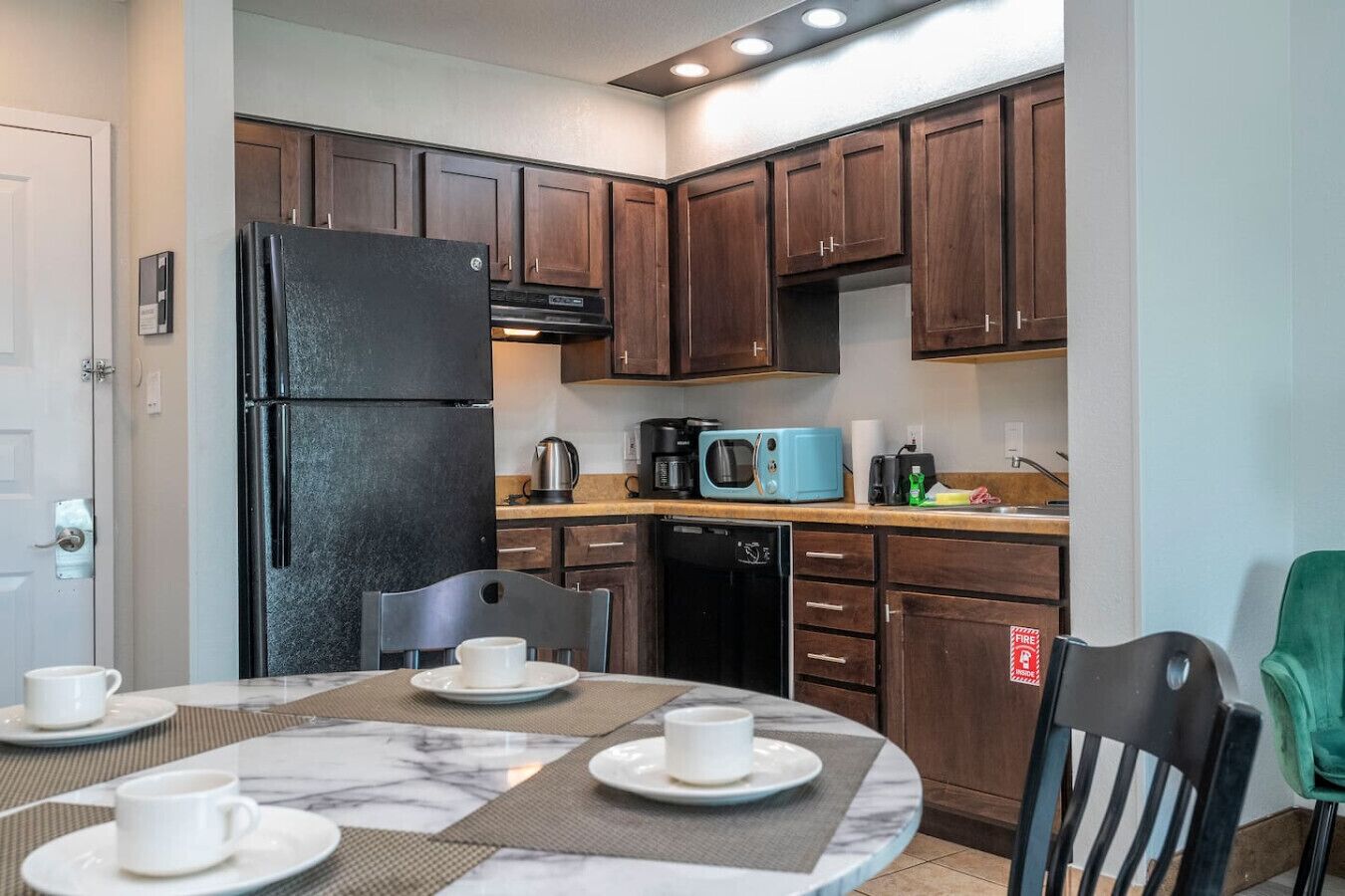 Refrigerador, microondas, parrilla de estufa y lavavajillas 