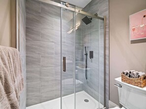 Een douche, een haardroger, handdoeken, shampoo