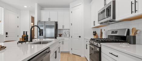 Réfrigérateur, micro-ondes, four, plaque de cuisson