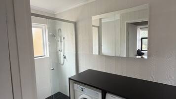 SĂšche-cheveux, serviettes fournies, savon, papier toilette