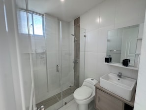 Shower, towels, toilet paper - Comfortable and modern apartment (Calle las palmeras)