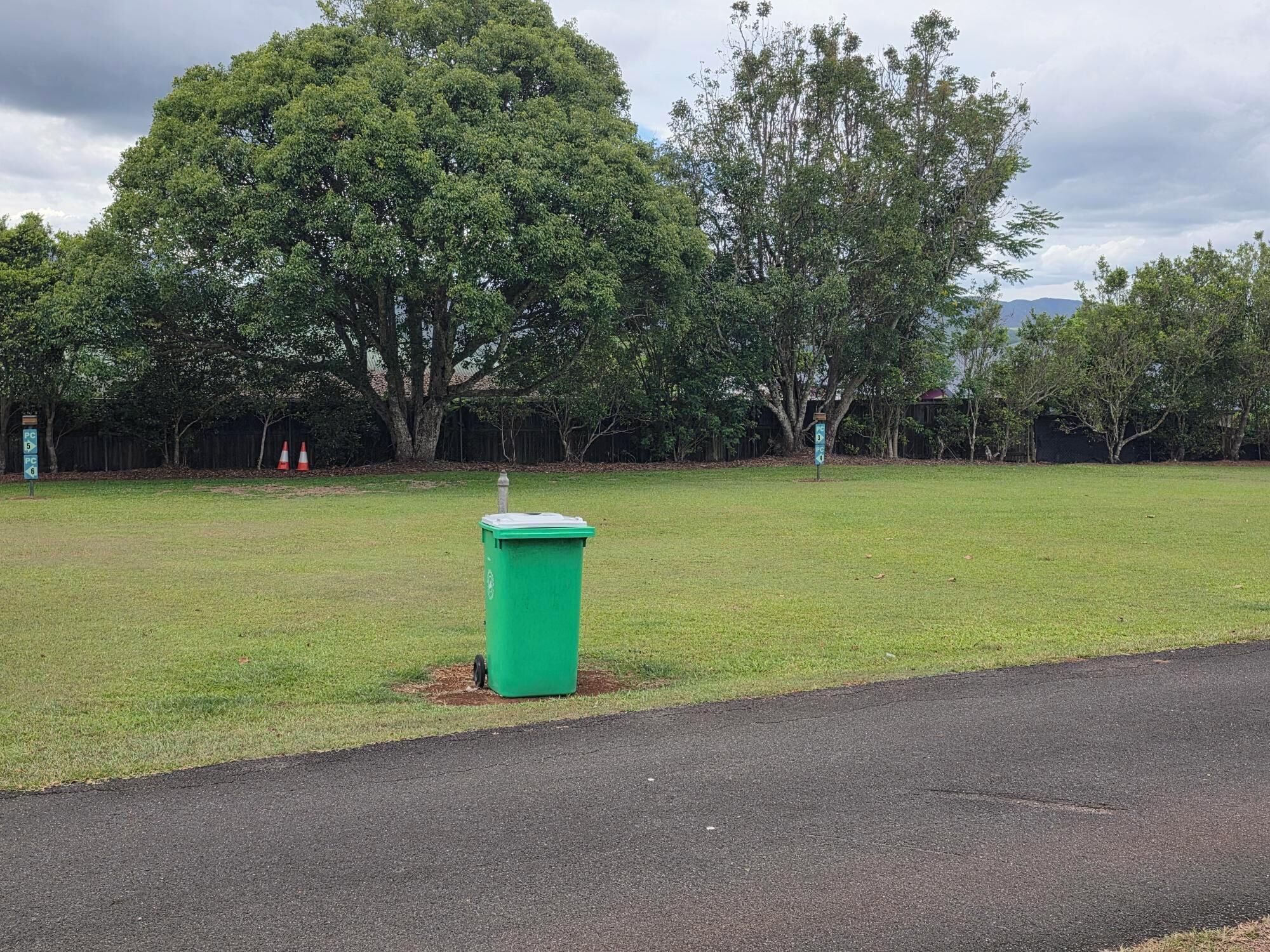 Tenda de campanya tradicional | Planxa i posts de planxar i wifi gratuïta 