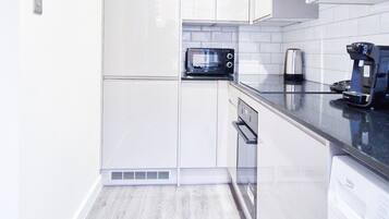 Fridge, microwave, stovetop, dishwasher