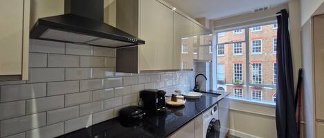 Kylskåp, mikrovågsugn, ugn och diskmaskin