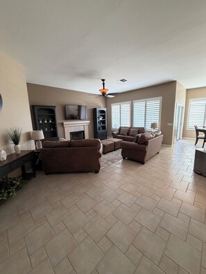 Smart-tv en een open haard