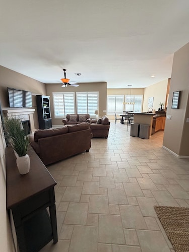 Modern Golf Course/Water View House with Hot Tub - 3 Bedroom - 2 King Mattresses