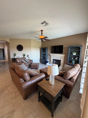 Una Smart TV, una chimenea