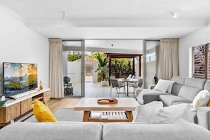 Living area - Karmasea Beachside Holiday 2 Bedroom Patio Apartment (Alexandra Headland)